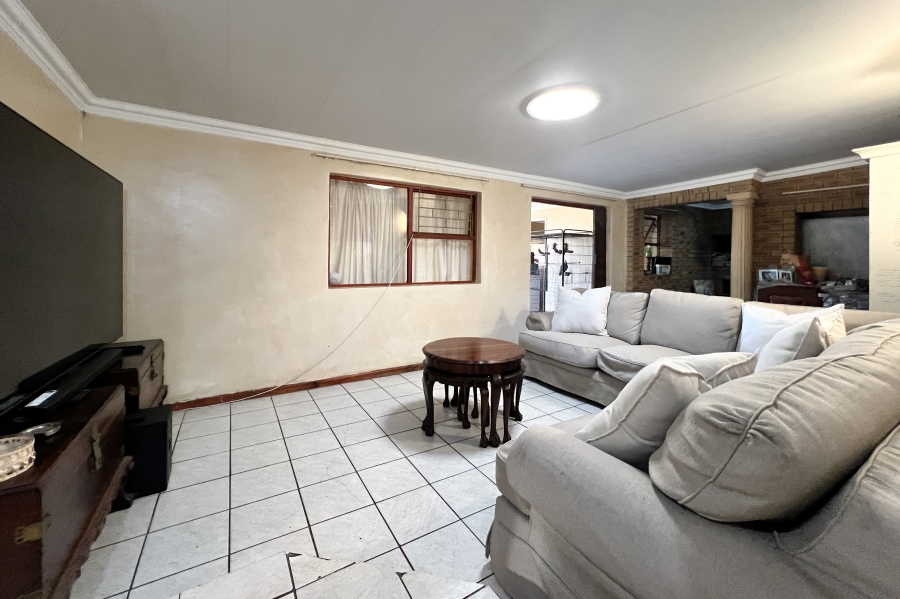 5 Bedroom Property for Sale in Vredekloof Western Cape